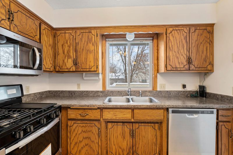 7096 40th St N, Oakdale, MN 55128