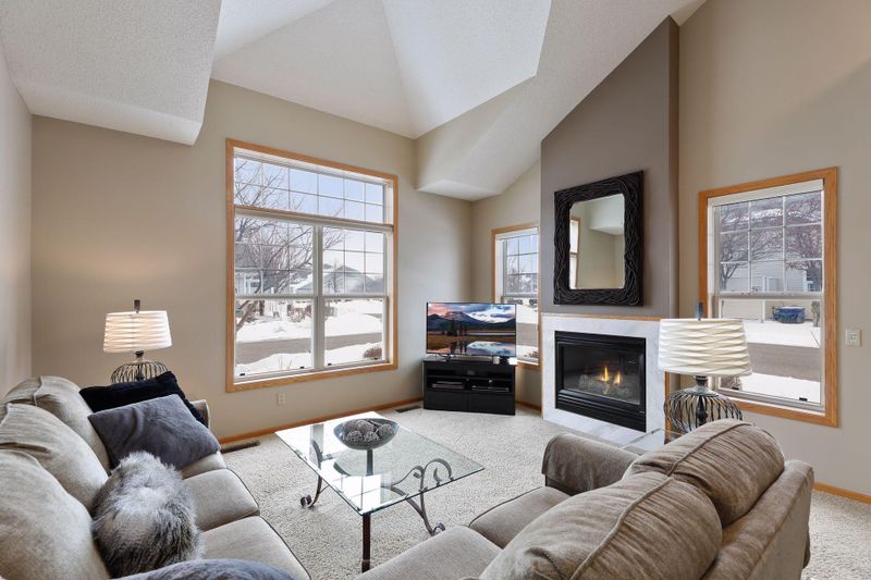 468 Hickory Ln N, Oakdale, MN 55128