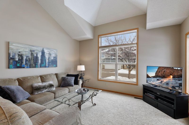 468 Hickory Ln N, Oakdale, MN 55128