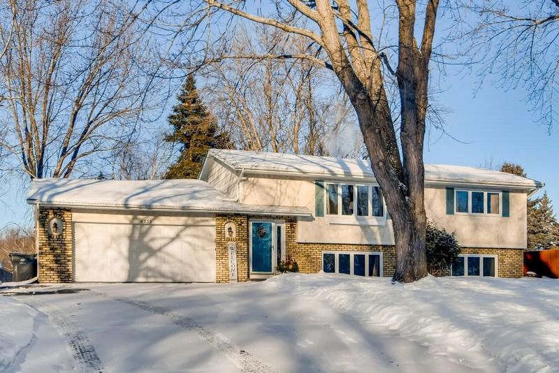 8335 Shadyview Ln N, Maple Grove, MN 55311