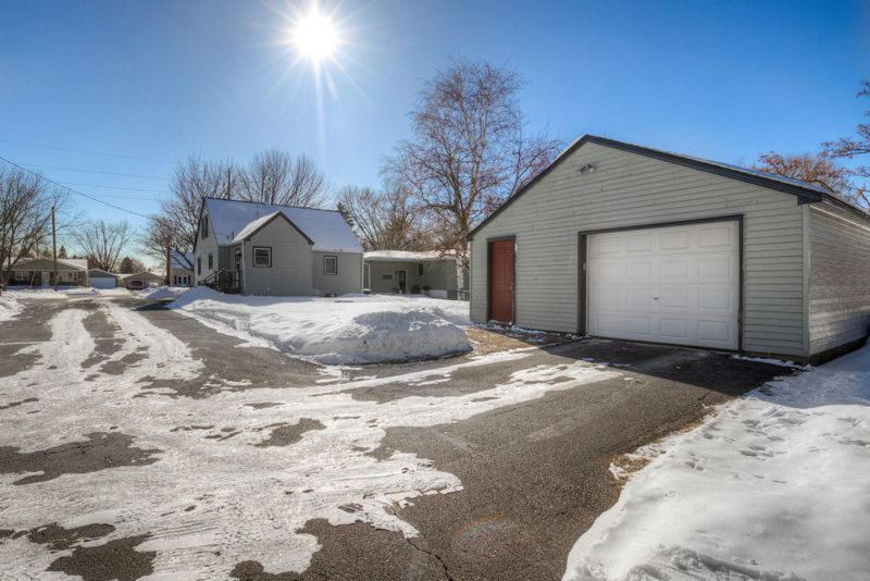 320 Chestnut St E, Annandale, MN 55302