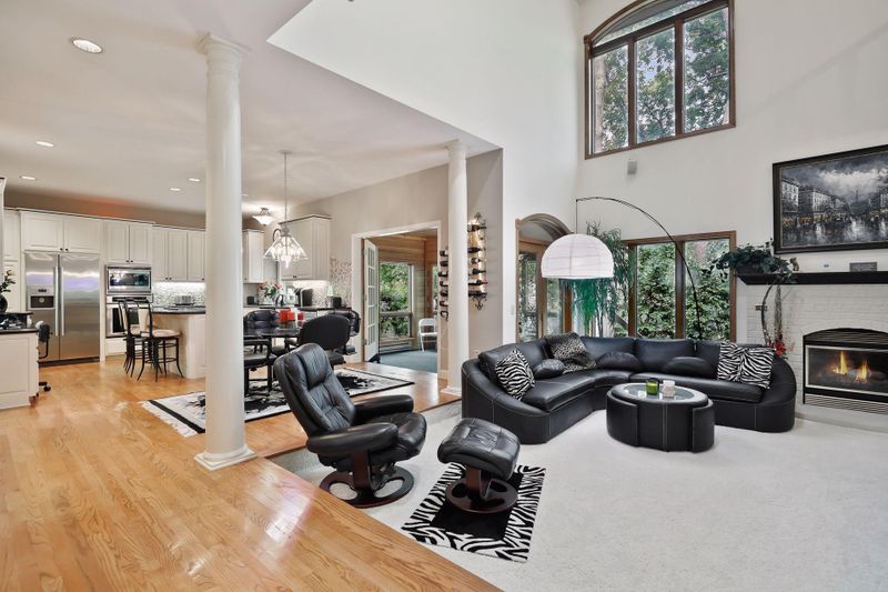 14909 Summit Oaks Dr, Burnsville, MN 55337