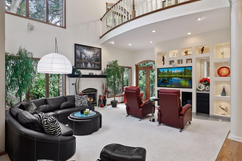 14909 Summit Oaks Dr, Burnsville, MN 55337