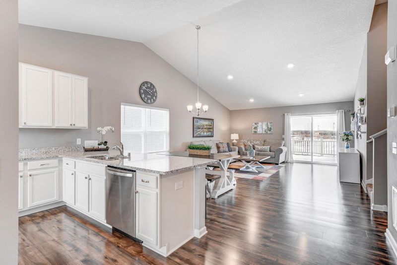 8530 Titanium Cir, Woodbury, MN 55129