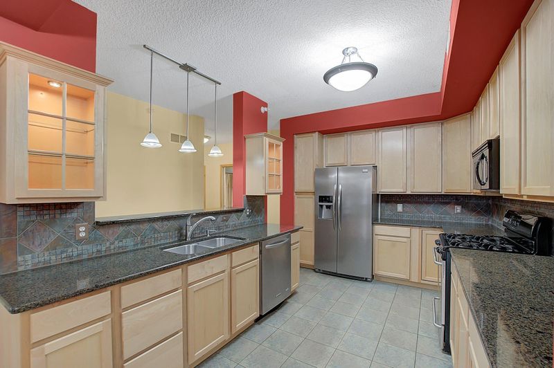 825 Berry St #403, Saint Paul, MN 55114