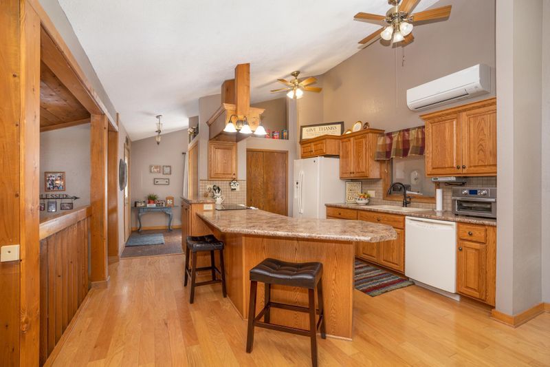 195 Hillcrest Ave, Spicer, MN 56288