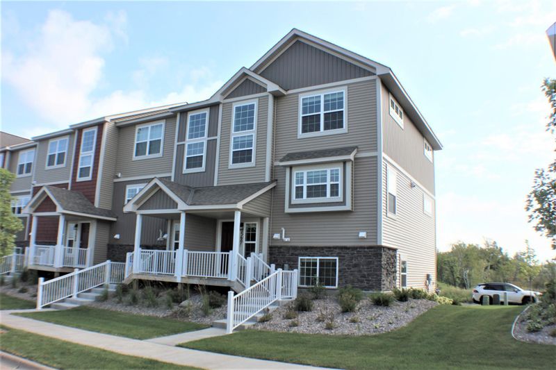 7560 Woods Edge Blvd, Lino Lakes, MN 55014