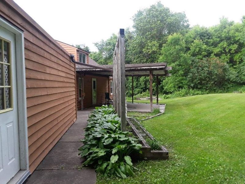 4075 Creek Rd, Chaska, MN 55318