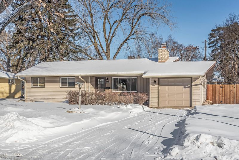 1827 Draper Dr, Roseville, MN 55113