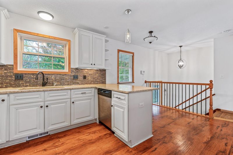929 Duchess Ln, Apple Valley, MN 55124