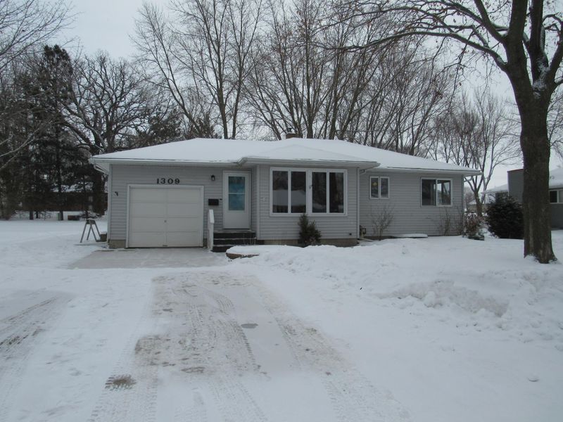 1309 S Galbraith St, Blue Earth, MN 56013