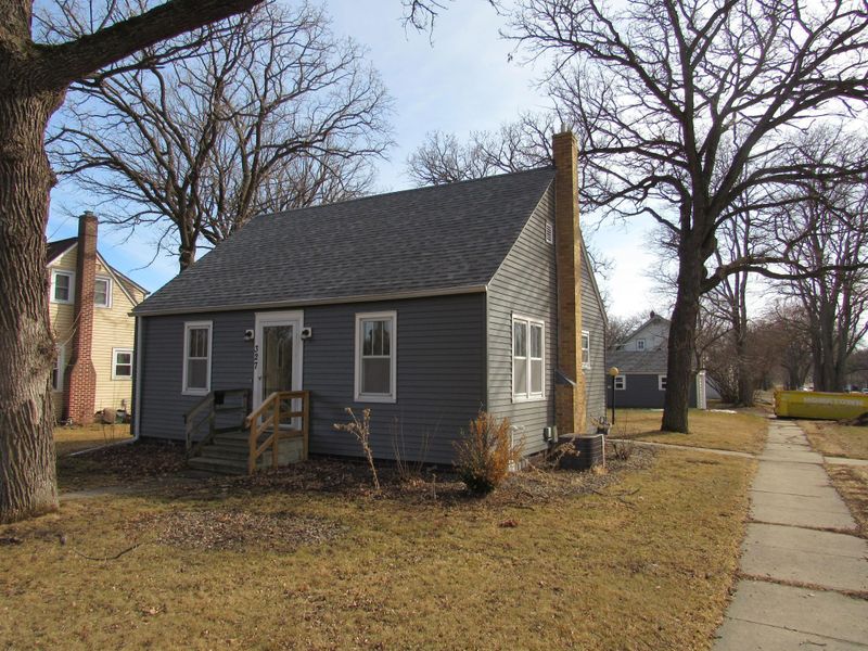 327 W 1st St, Blue Earth, MN 56013