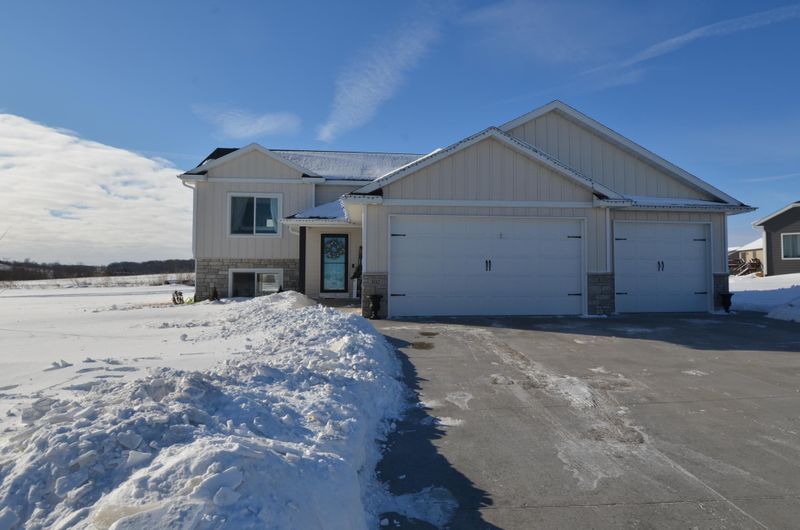 302 6th Ct SE, Dover, MN 55929