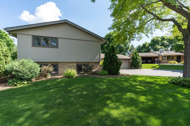 3313 E 126th St, Burnsville, MN 55337