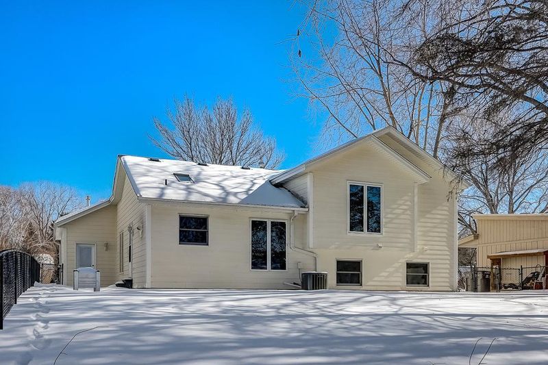 8630 Zachman Cir, Eden Prairie, MN 55344