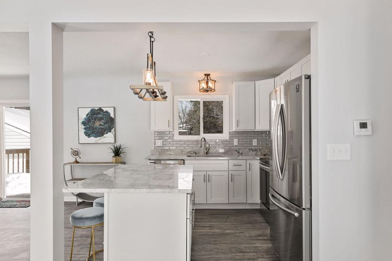 2329 Hand Ave, Roseville, MN 55113