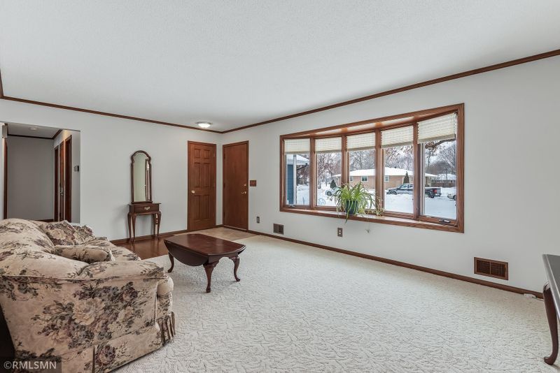 8 7th Ave NE, Osseo, MN 55369