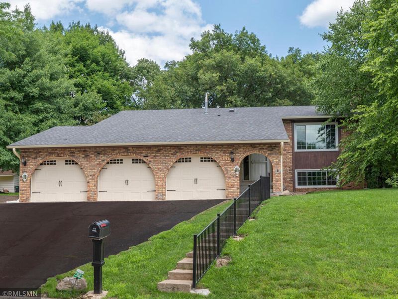 15113 Chestnut Cir, Burnsville, MN 55306