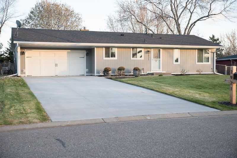 2921 Castleford Dr, Woodbury, MN 55125
