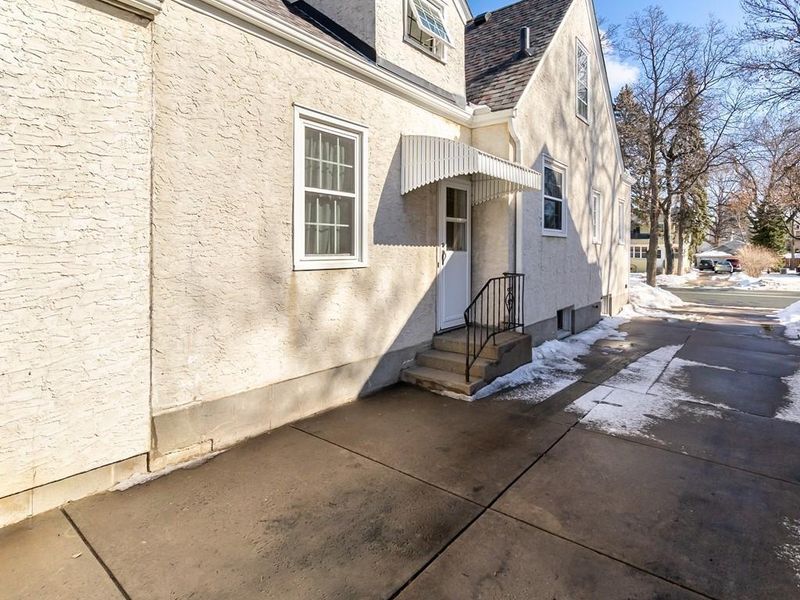 945 Stryker Ave, West Saint Paul, MN 55118