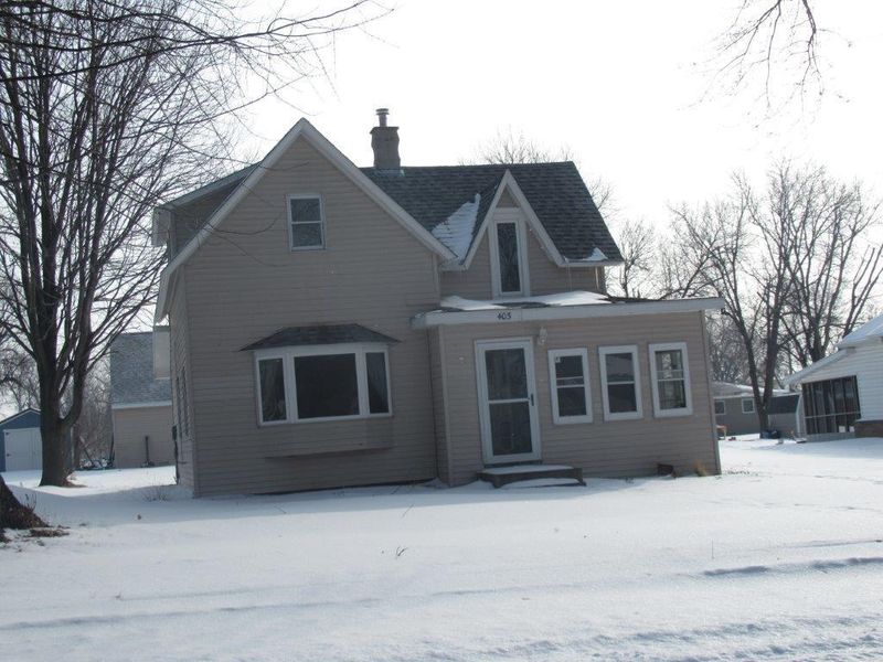 405 S Main Ave, Hills, MN 56138