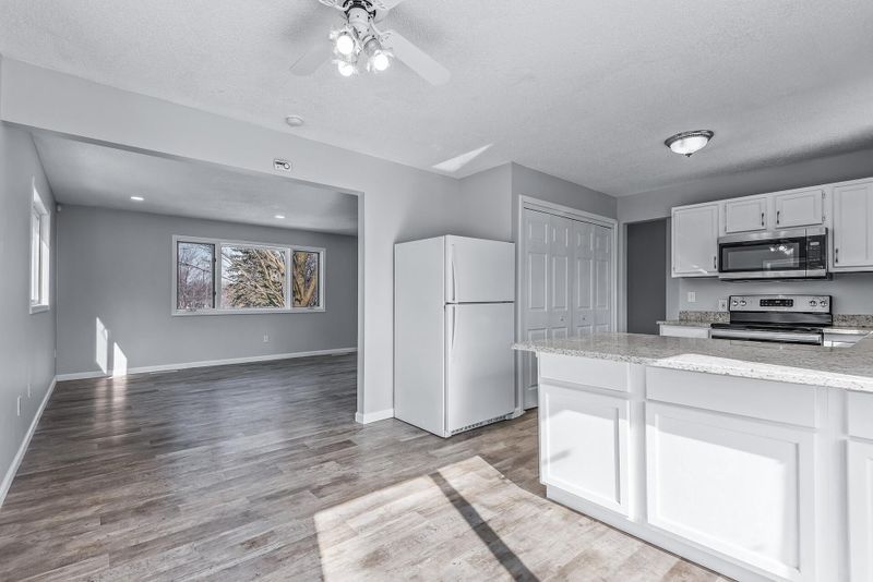 574 Wheelock Pw E, Saint Paul, MN 55130