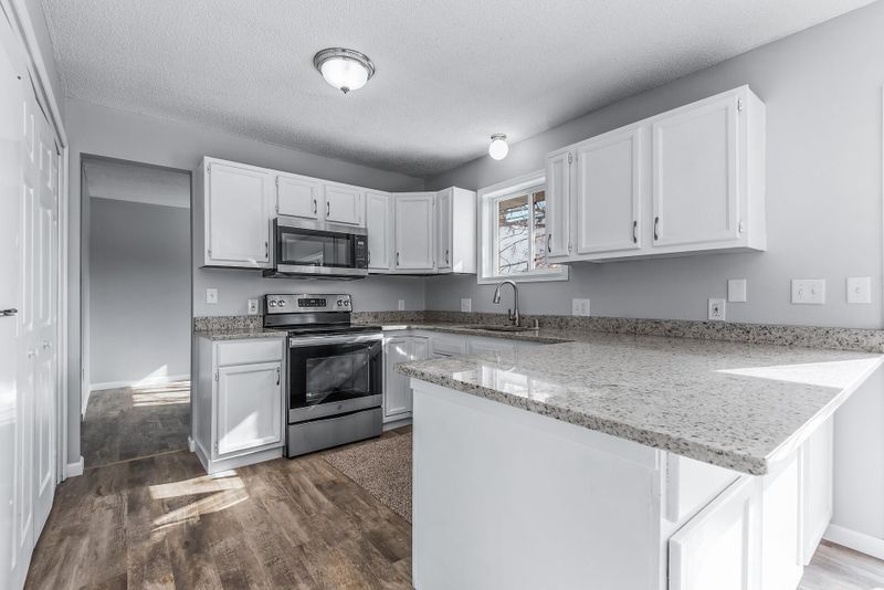 574 Wheelock Pw E, Saint Paul, MN 55130