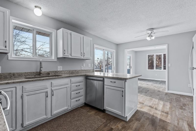 574 Wheelock Pw E, Saint Paul, MN 55130