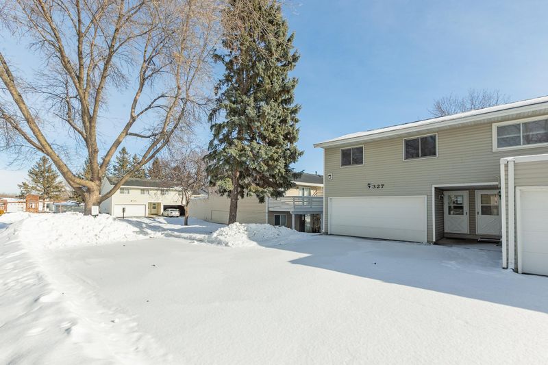 327 Shawnee Trl, Shakopee, MN 55379