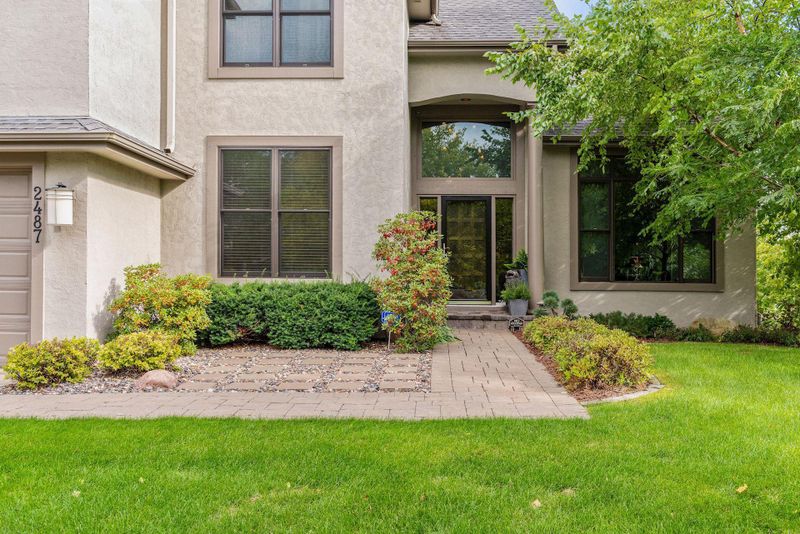 2487 Gunflint Ct, Chanhassen, MN 55317