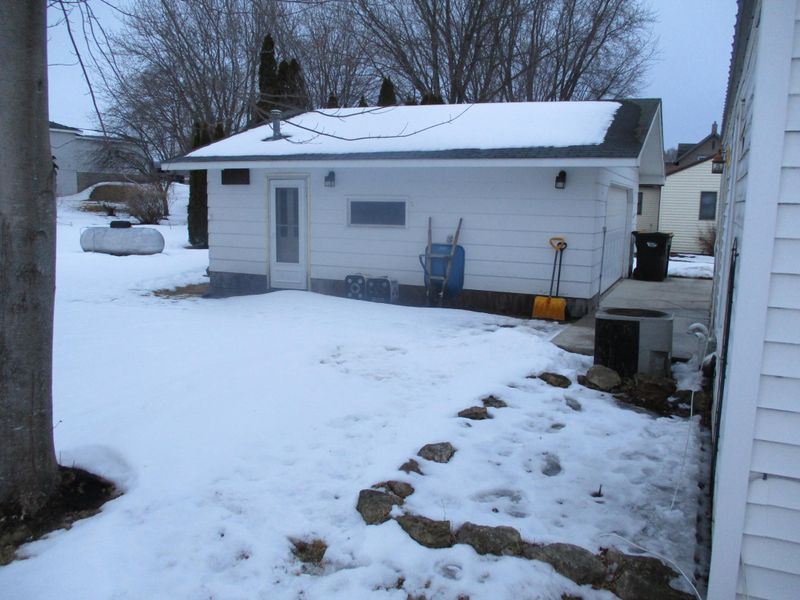 220 N 1st St, Kellogg, MN 55945