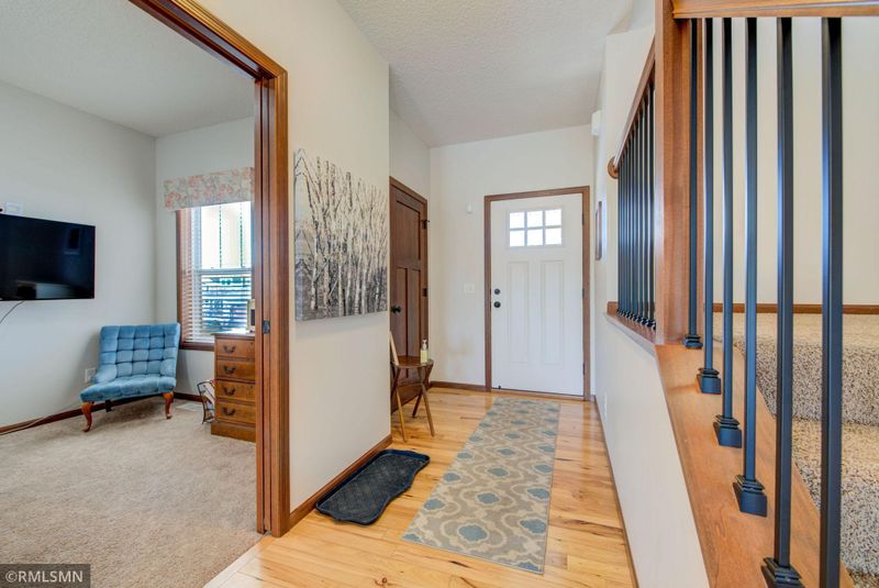 1465 Mills Dr, Chanhassen, MN 55317