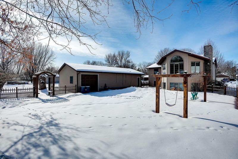 5008 Campanaro Ln, White Bear Lake, MN 55110