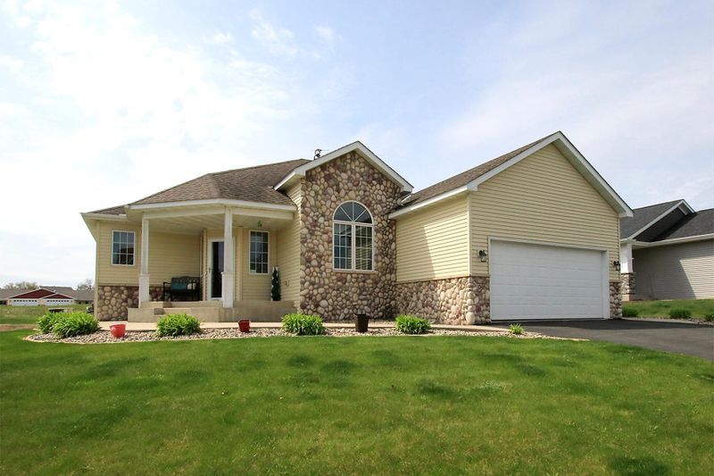 1348 Southfork Dr SE, Hutchinson, MN 55350