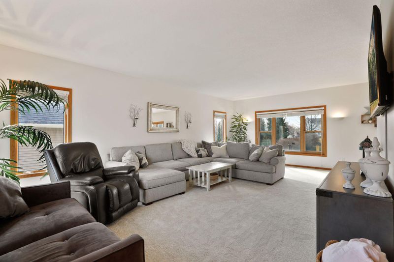 812 Spring Hill Ct, Woodbury, MN 55125