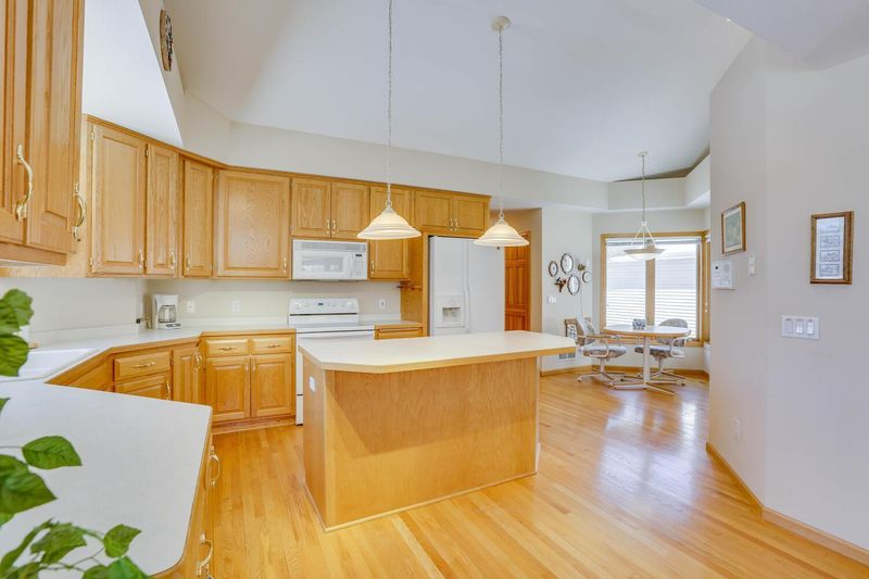 1034 Westcliff Curve, Roseville, MN 55126