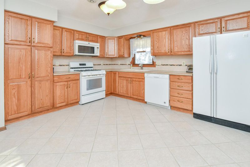 3586 Grenadier Pl, Oakdale, MN 55128