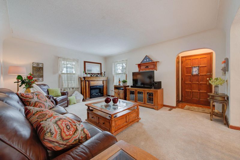 1822 Ivy Ave E, Saint Paul, MN 55119