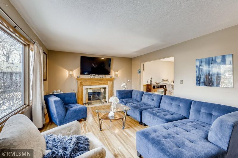 11219 Carver Ct, Burnsville, MN 55337