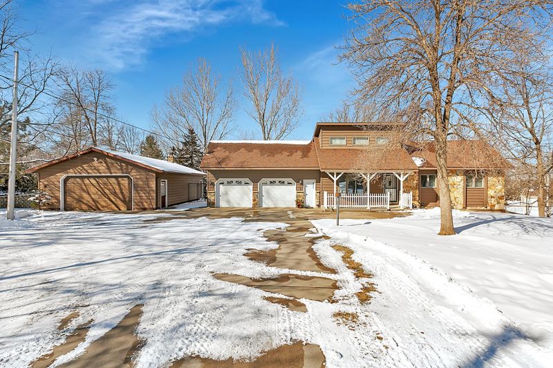 15586 Parkwood Cir, Avon, MN 56310