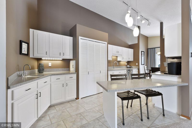 5431 Sanibel Dr, Minnetonka, MN 55343