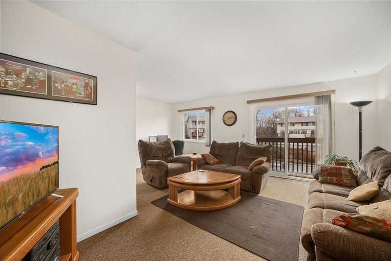 4340 Chatsworth Cir, Roseville, MN 55126