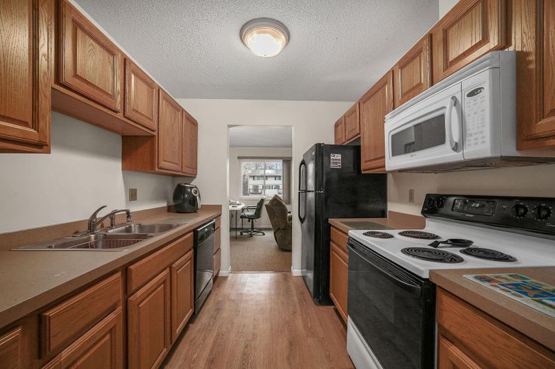 4340 Chatsworth Cir, Roseville, MN 55126