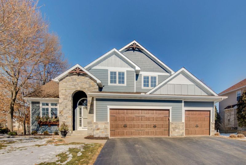 1720 Windsor Dr S, Shakopee, MN 55379