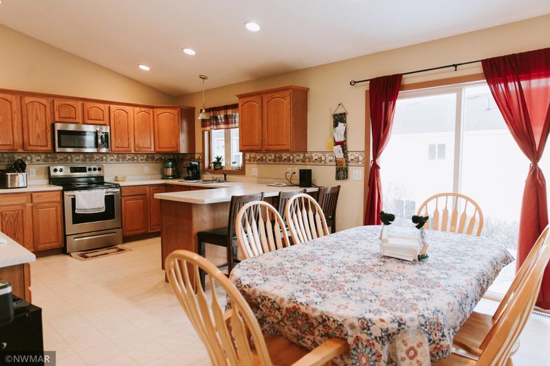 927 3rd Ave NE, Crookston, MN 56716