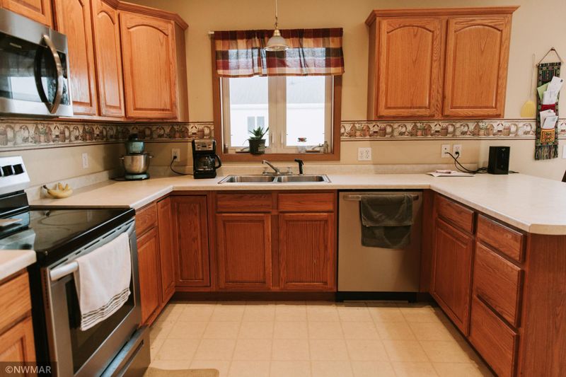 927 3rd Ave NE, Crookston, MN 56716