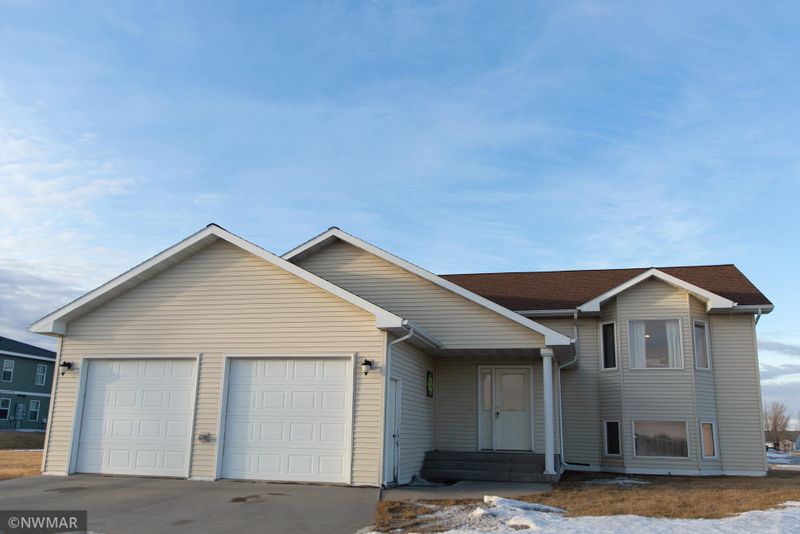 927 3rd Ave NE, Crookston, MN 56716
