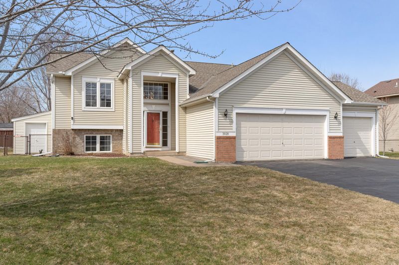 3928 Benjamin Dr, Woodbury, MN 55125