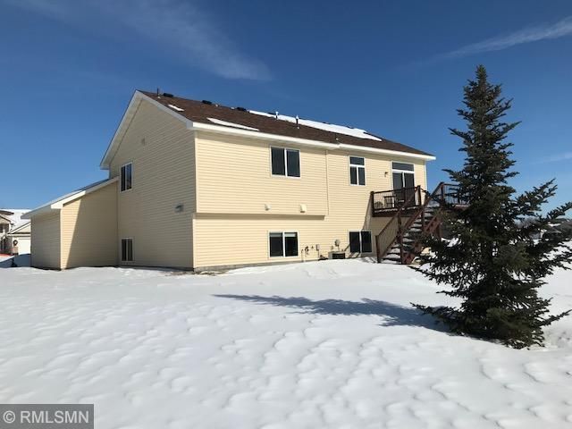 701 Fir St SW, Isanti, MN 55040