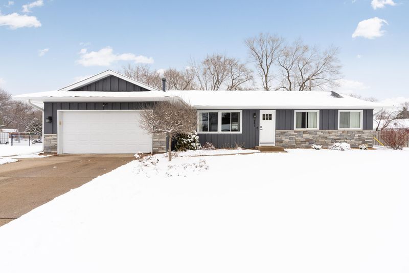 981 Cortland Dr S, Apple Valley, MN 55124
